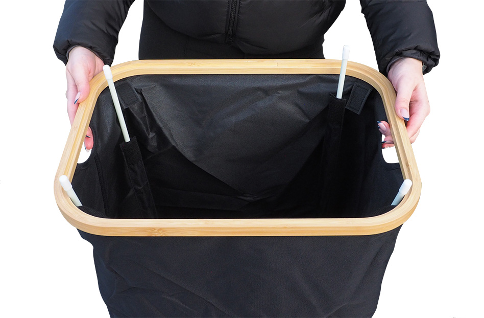 Recyklačný kôš s otvorom na odpad